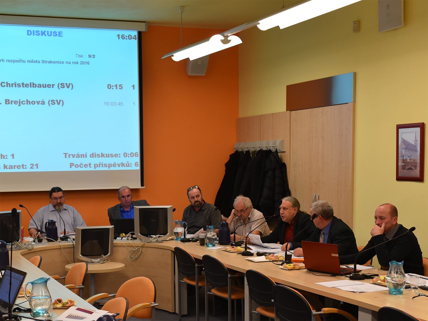 Zastupitelstvo č. 9 konané 16. prosince 2015, třetí zprava právě diskutující František Christelbauer