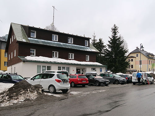 Fotografie z 9.3.2019. Jak je z fota patrné, zájem o využití bývalého rekreačního střediska teplárny je i nyní, po jeho prodeji.