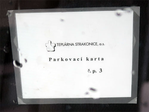Fotografie z 9.3.2019. Nový majitel bývalého rekreačního střediska teplárny na Kvildě stále používá i parkovací karty teplárny. Vše nechal tak jak bylo a jenom vydělává. Proč ne, stav chaty i vnitřního vybavení mu to bez problémů umožňuje.