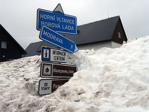 V okolí bývalého rekreačního střediska teplárny na Kvildě nebývá nikdy nedostatek sněhu.