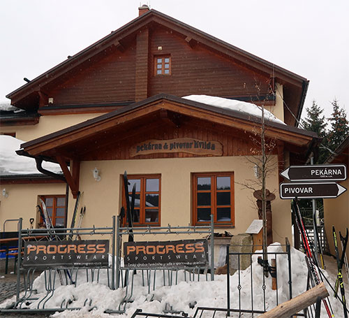 V bezprostředním okolí bývalého rekreačního střediska teplárny na Kvildě najdeme i cukrárnu, pekárnu a pivovar.