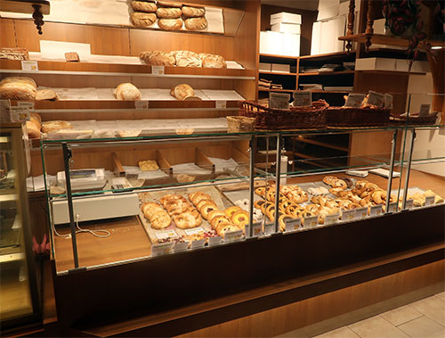 V bezprostředním okolí bývalého rekreačního střediska teplárny na Kvildě najdeme i pekárnu, kde jsou k zakoupení nejrůznější druhy koláčů a dalšího sladkého pečiva, včetně vlastního kváskového chleba.