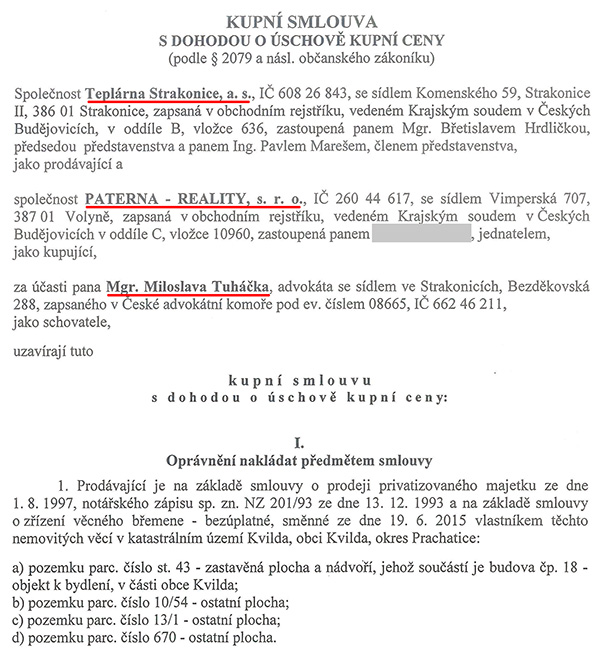 Kupní smlouva, kdy Teplárna Strakonice, a.s. prodává rekreační středisko na Kvildě realitní kanceláři PATERNA - REALITY, s.r.o. U právníka Miloslava Tuháčka zde zřejmě dochází ke střetu zájmů v neprospěch kupujícího, jelikož je zároveň součástí strany prodávající. Prodávané pozemky jsou v jeho smlouvě jen základně popsány. Co je ovšem důležitější, v kupní smlouvě není zřetelně stanoveno, zda se předmětem prodeje stává též vnitřní vybavení budovy. Je jistě zbytečné si představovat, že by teplárna před prodejem vnitřní vybavení odvezla a realitní kancelář následně před prodejem rekreačního střediska vnitřní vybavení doplnila. Otázkou potom je, jak bylo vnitřní vybavení chaty, dosud evidované v majetku teplárny s nějakou hodnotou, ošetřeno – když není jednoznačně uvedeno jako součást prodeje rekreačního střediska. Anebo je? Tomu ale odporuje ustanovení smlouvy na str. 3 ve znění „Prodávající se zavazují nemovité věci, které jsou předmětem této smlouvy, předat vyklizené kupujícímu nejpozději do 10 dnů poté, co dojde k zápisu vlastnického práva kupujícího do katastru nemovitostí“. A proč „prodávající se zavazují“, když je jenom jeden prodávající? Právník Tuháček možná vzal někde vzor a špatně ho upravil. Navíc, jak mohlo být rekreační středisko vyklizeno, když do 31.1.2019 byly v chatě nasmlouvány rekreační pobyty (viz foto č. 8_1)?