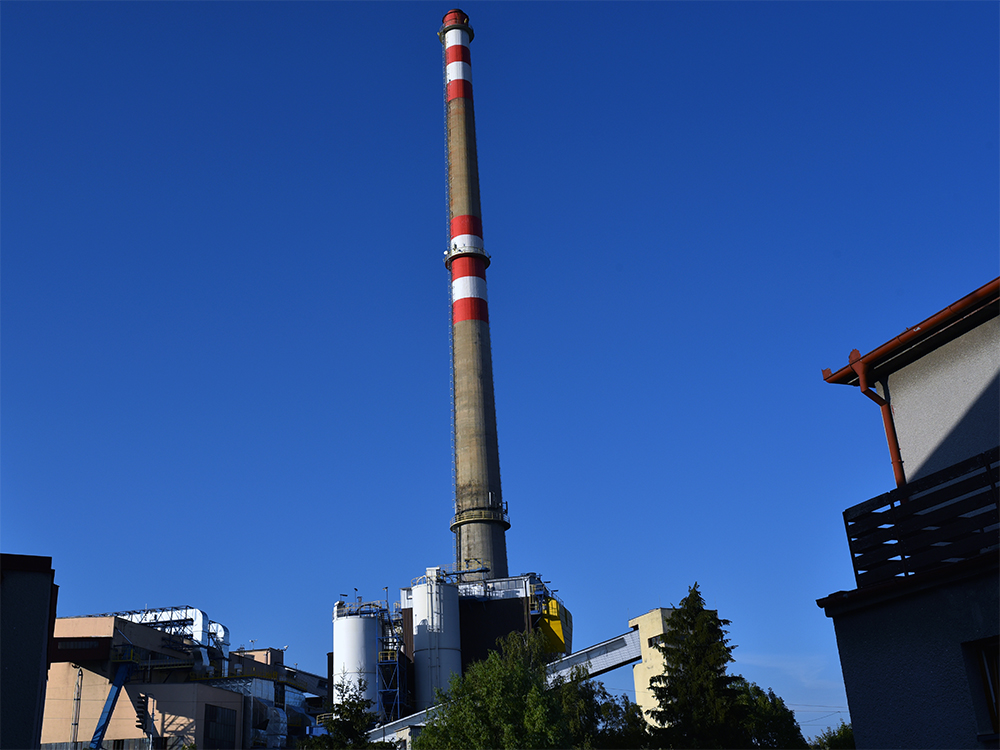 Pohled na komín teplárny Strakonice z ulice Jeronýmova