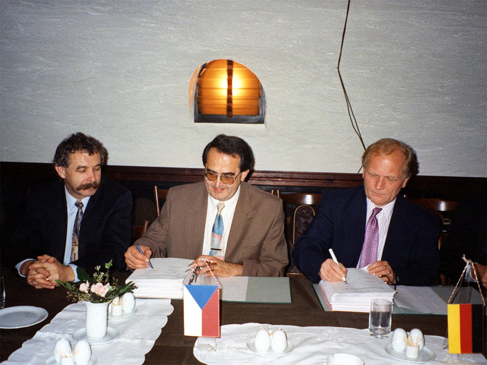 Podpis smlouvy na řídicí systémy s německým partnerem (1995-2000), zleva Josef Štrébl, Aleš Seitz a Jiří Starý – ředitel firmy Škoda Controls (subdodavatelem byla německá firma Siemens)