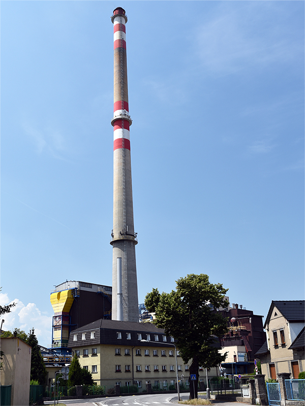 Pohled na komín teplárny Strakonice z ulice 5. května