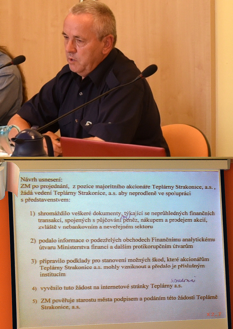 Snímek z 13. zasedání zastupitelstva města Strakonice, konaného dne 14. září 2016 – „prokurátor“ Josef Zoch a promítané likvidační usnesení na plátno