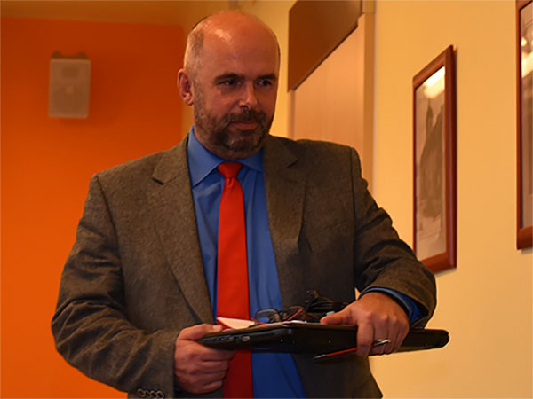 Místostarosta strakonické radnice Milan Jungvirt. Člověk, který se do politiky dostal na kandidátce radikálního politického hnutí Strakonická Veřejnost. Když ho člověk chvíli sleduje a poslouchá tak nabude dojmu, že neumí ani do pěti napočítat. Opak je ovšem pravdou. Je to člověk všeho schopný. Stejně jako jeho přítelkyně, sekretářka Miroslava Havrdová. Alespoň podle toho, co se o obou vypráví. Protože se ovšem jedná v mnoha případech o neověřitelné informace, nebudeme je zde rozebírat. Jedno je ale jisté. Pracovníci na radnici mají z místostarosty Jungvirta a sekretářky Havrdové strach. A to rozhodně není dobré pro klidné a příznivé klima na pracovišti.