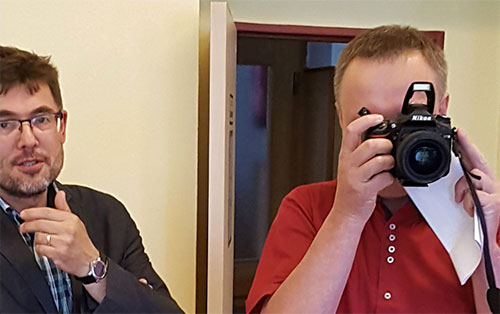 Fotografie, kterou Strakonická Veřejnost zveřejňuje na svém webu v rámci své štvavé kampaně – na fotu Pavel Vondrys a Karel Janský