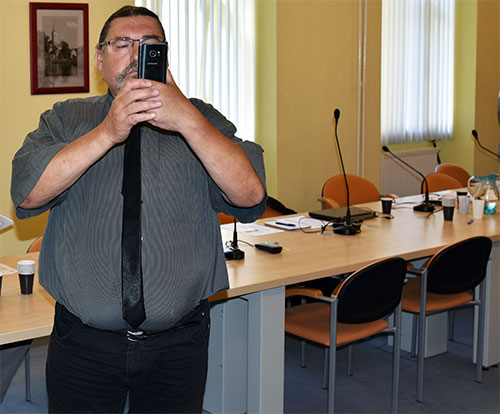 Fotografie, která vznikla ve stejné době, jako foto číslo 1. Starosta Břetislav Hrdlička již poněkolikáté přistoupil na zastupitelstvu města k diskutujícím Pavlu Vondrysovi a Karlu Janskému a začal je fotit mobilním telefonem. Tímto způsobem vznikla tato „fotografická přestřelka“. Získané fotografie pak starosta Břetislav Hrdlička používá v rámci své štvavé a pomlouvačné kampaně.