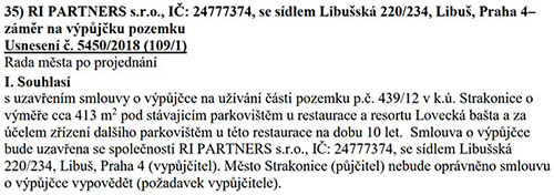 Usnesení rady města číslo 5450/2018 obsahující klauzuli dokazující korupční jednání Strakonické Veřejnosti (109. rada města, 19.9.2018). Jde zejména o kombinaci doby výpůjčky v délce 10 let za 0 Kč s dovětkem, že „Město Strakonice (půjčitel) nebude oprávněno smlouvu o výpůjčce vypovědět (požadavek výpůjčitele)“. Od kdy si zájemce může diktovat takové podmínky? A hlavně, za jakou protislužbu? Co bylo slíbeno Strakonické Veřejnosti a jejím kolaborantům z koalice? Za kolik poskytl podnikatel (výpůjčitel) Strakonické Veřejnosti a Volbě pro město prostor pro předvolební reklamu před komunálními volbami v roce 2018 na svých pozemcích? Podezřelou skutečností právě je, že záměr výpůjčky projednaný dne 22.8.2018 na radě města číslo 107 poznámku o nevypověditelnosti smlouvy neobsahuje. Proč tedy následné rozhodnutí rady číslo 109 nevypověditelnost obsahuje?