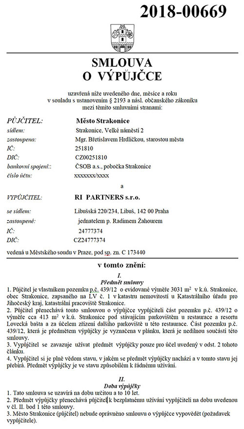 Smlouva o výpůjčce městských pozemků v ulici Švandy dudáka mezi Městem Strakonice a firmou podnikatele Radima Žahoura RI PARTNERS s.r.o. Ve smlouvě je uvedeno, že: „Půjčitel přenechává touto smlouvou o výpůjčce vypůjčiteli část pozemku p.č. 439/12 o výměře cca 413 m2 v k.ú. Strakonice pod stávajícím parkovištěm u restaurace a resortu Lovecká bašta a za účelem zřízení dalšího parkoviště u této restaurace… Tato smlouva se uzavírá na dobu určitou a to 10 let. Předmět výpůjčky přenechává půjčitel k bezplatnému užívání vypůjčiteli na dobu uvedenou v čl. II. bod 1 této smlouvy. Město Strakonice (půjčitel) nebude oprávněno smlouvu o výpůjčce vypovědět (požadavek vypůjčitele).“ Smlouvu za město podepsal místostarosta Josef Štrébl, kolaborant se Strakonickou Veřejností, jehož hnutí Volba pro město dostalo před volbami v říjnu 2018 prostor pro svoji reklamu na pozemcích firem podnikatele Radima Žahoura, stejně jako Strakonická Veřejnost.