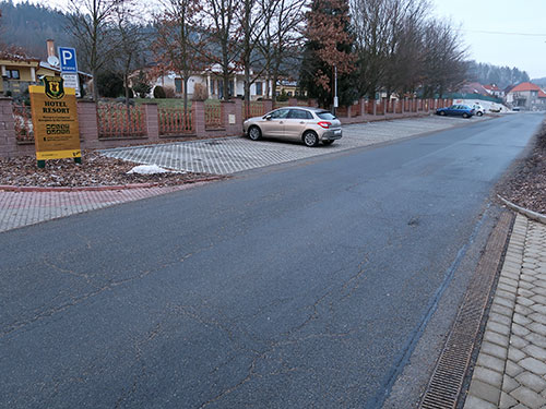 Snímek z místa číslo 4. Městský pozemek, který dostal soukromý podnikatel do zdarma výpůjčky a kde má již vybudované parkoviště pro osobní auta v rámci svého podnikání. To mělo zaniknout s výstavbou chodníku ze Strakonic do Starého Dražejova v rámci rekonstrukce ulice Švandy dudáka.