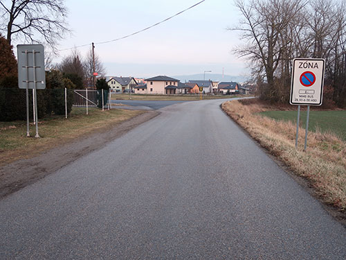 Snímek z místa číslo 1. Jde o ulici K Dražejovu směrem od Starého Dražejova ke Strakonicím. Vlevo odbočka do ulice Švandy dudáka. Po levé straně má vzniknout chodník, po pravé straně rovněž – pokud dojde k plánované bytové výstavbě na přilehlém pozemku. Ze strany od křižovatky s ulicí K Dražejovu upravuje situaci projekt okružní křižovatky, ve kterém je taktéž projektován oboustranný chodník.