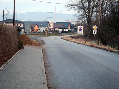 Snímek z místa číslo 6. Snímek ulice K Dražejovu, po levé straně dokončený chodník, který by měl podle dřívějších plánů navázat na ten ze Strakonic.