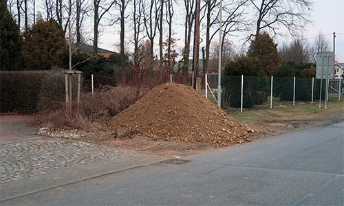Snímek z místa číslo 6. Ulice K Dražejovu, po levé straně dokončený chodník, který by měl podle dřívějších plánů navázat na ten ze Strakonic – detail zakončení dokončeného chodníku ze Starého Dražejova.