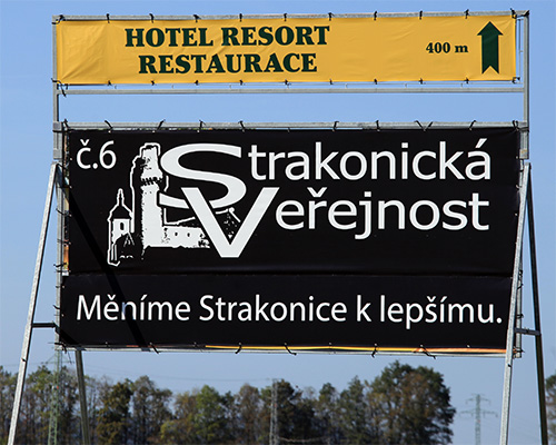 Pozemek podnikatele Radima Žahoura p.č. 269/2 v k.ú. Strakonice s reklamou na jeho restauraci a hotel Lovecká bašta a Strakonickou Veřejnost. Na fotu je patrné, a platí to i pro další reklamy na pozemcích Radima Žahoura a jeho firem, že se nejedná o billboardy firmy  euroAWK s.r.o., kterou Strakonická Veřejnost uvádí ve svém transparentním účtu před volbami v říjnu 2018.