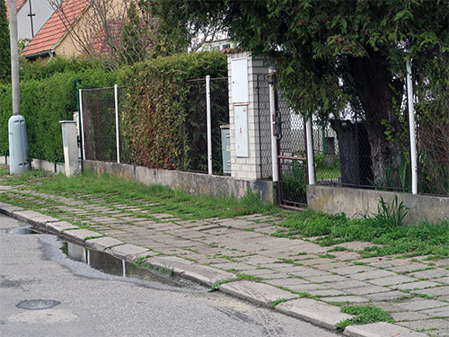 Rekonstrukci ulice Švandy dudáka bylo zapotřebí udělat. S nápadem ale nepřišla Strakonická Veřejnost, projekt pochází již z roku 2008. Od té doby byla jenom dána přednost jiným rekonstrukcím a čekalo se pouze na vhodný dotační titul. Chodníky byly skutečně ve špatném technickém stavu. Strakonická Veřejnost jenom oprášila původní návrh, upravila ho pro potřeby svých kamarádů a jim věrných (vyvolených). Ano, projekt fakticky zrealizovala, stalo se tak ovšem za peníze města, tedy bez dotací, které Strakonická Veřejnost neumí na velké projekty získávat.