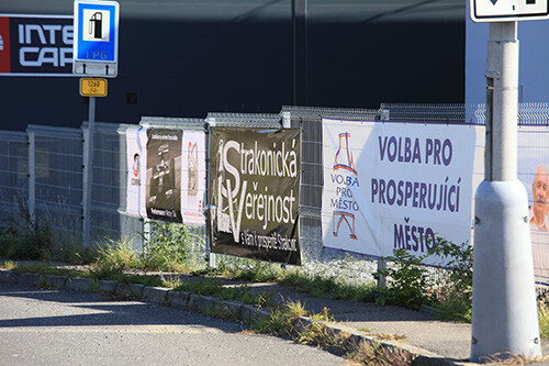 Pozemek firmy GARANTINVEST s.r.o. podnikatele Radima Žahoura p.č. 847/1 v k.ú. Strakonice u ulice Písecká s reklamou Strakonické Veřejnosti a Volby pro město.