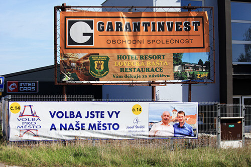Pozemek firmy GARANTINVEST s.r.o. podnikatele Radima Žahoura p.č. 847/1 v k.ú. Strakonice u ulice Písecká s reklamou Volby pro město.