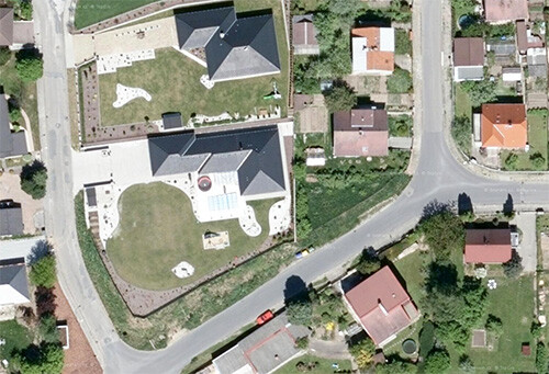 Pro úplnost si ukažme místní situaci před tím, než byl prostor plánovaného chodníku majitelkou přilehlého domu vysypán kamením. Snímek je z 11.5.2015 a městská parcela přilehlá k silnici je připravena na vybudování chodníku. Inteligentní vedení města by s nasypáním kamení na městský pozemek nikdy nemohlo souhlasit, a to již z důvodu bezpečnosti chodců. V té době již ale byla u moci Strakonická Veřejnost a politici z Volby pro město. Inteligence a rozum šly stranou a hlavním kritériem se staly peníze a kamarádi ze Spolku Vyvolených.