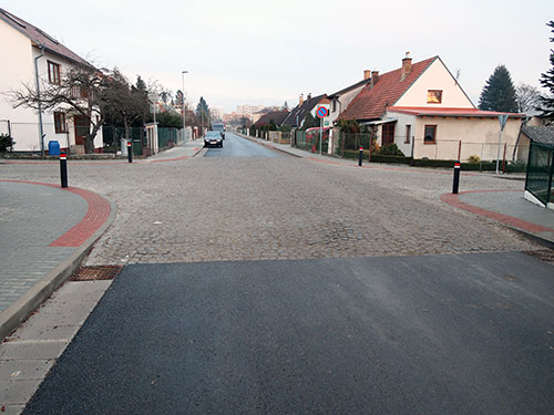 Rekonstrukci ulice Švandy dudáka ve Strakonicích započala v říjnu 2017 firmou ZNAKON, a.s. za částku kolem 32 milionů. První etapa byla dokončena v srpnu 2018, další část komunikace byla dána do předběžného užívání v lednu 2019. Jak již jsme uvedli, rekonstrukce se provést musela. Chybou ovšem bylo, že se vedení radnice v čele se Strakonickou Veřejností nepokusilo na rekonstrukci ulice získat dotace. Jde vlastně o dlouhodobý problém tohoto extremistického a populistického hnutí. Strakonická Veřejnost realizuje akce, které předchozí vedení sice připravilo, s jejich realizací ale jen čekalo na vhodný dotační titul. Populisté ze Strakonické Veřejnosti pouze rozhodli o použití peněz, které sami nevydělali, ale dostali je ze státního rozpočtu. Rozhodují se, aniž by zvážili důsledky pro rozpočet města. Nejde přece o jejich vlastní peníze, tak je to asi moc netrápí.