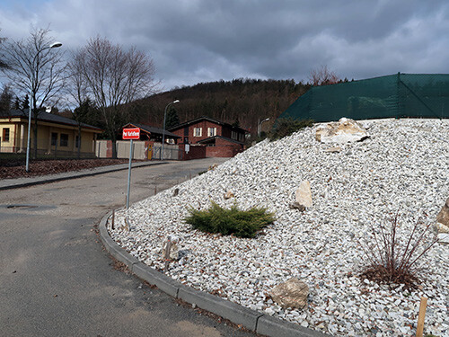 Komunikace v ulici Pod Kuřidlem směrem od ulice Švandy dudáka. Po pravé straně zabraný městský pozemek majitelkou sousední nemovitosti formou výpůjčky městských pozemků na dobu neurčitou bez možnosti výpovědi. Zde končí jakékoliv plány v těchto místech vybudovat chodník pro větší bezpečnost procházejících chodců. Přednost dostal soukromý zájem jedné osoby.