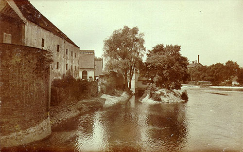 Místo u strakonického hradu na historické fotografii, kde měla vyrůst novodobá malá vodní elektrárna
