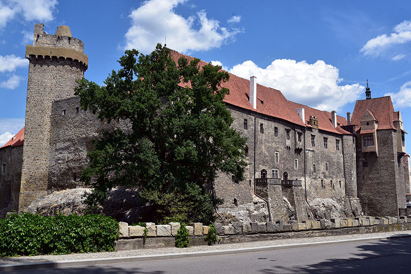 Strakonice se mají naštěstí pořád čím chlubit. Například svým hradem, o kterém se poprvé zmiňuje listina Václava I. z roku 1235.