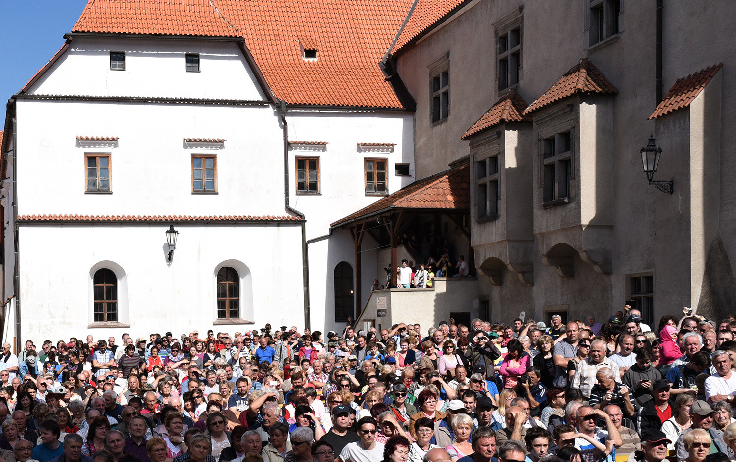 Prezident Miloš Zeman ve Strakonicích – návštěvníci besedy s prezidentem republiky na II. hradním nádvoří strakonického hradu