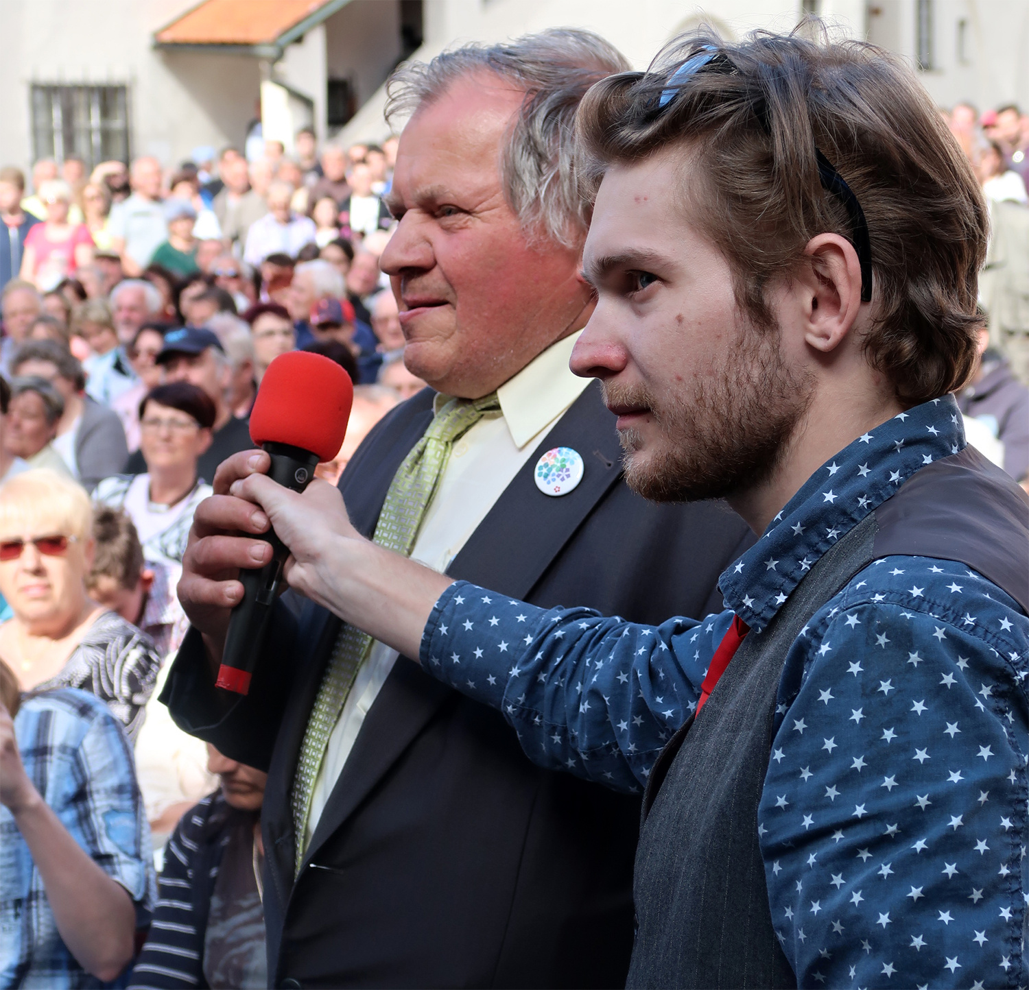 Prezident Miloš Zeman ve Strakonicích – návštěvníci besedy s prezidentem republiky na II. hradním nádvoří strakonického hradu