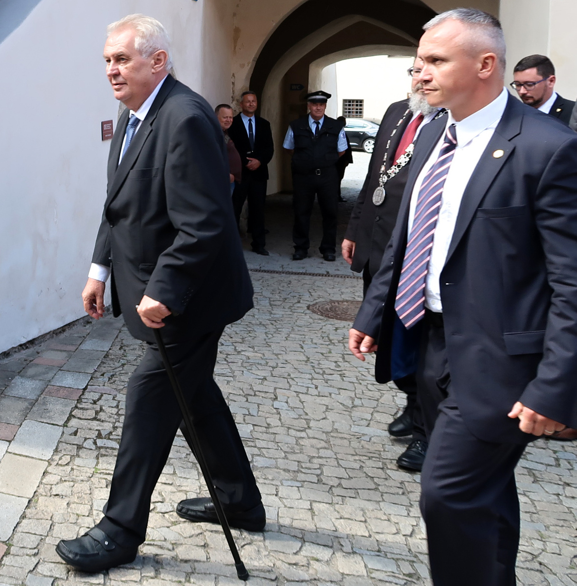 Prezident Miloš Zeman ve Strakonicích – prezident přichází na pódium postaveném na II. nádvoří strakonického hradu