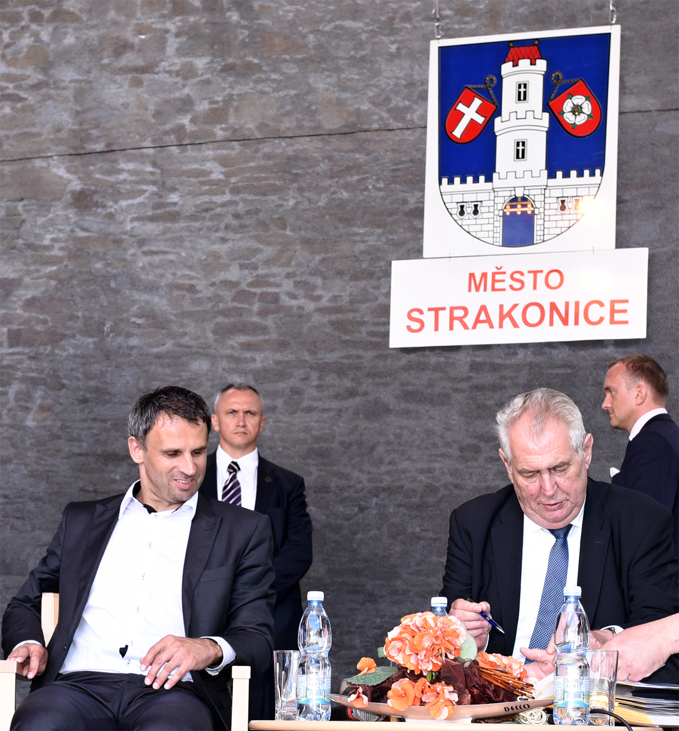 Prezident Miloš Zeman ve Strakonicích – vlevo hejtman Jihočeského kraje Jiří Zimola, prezident se podepisuje do pamětní knihy města