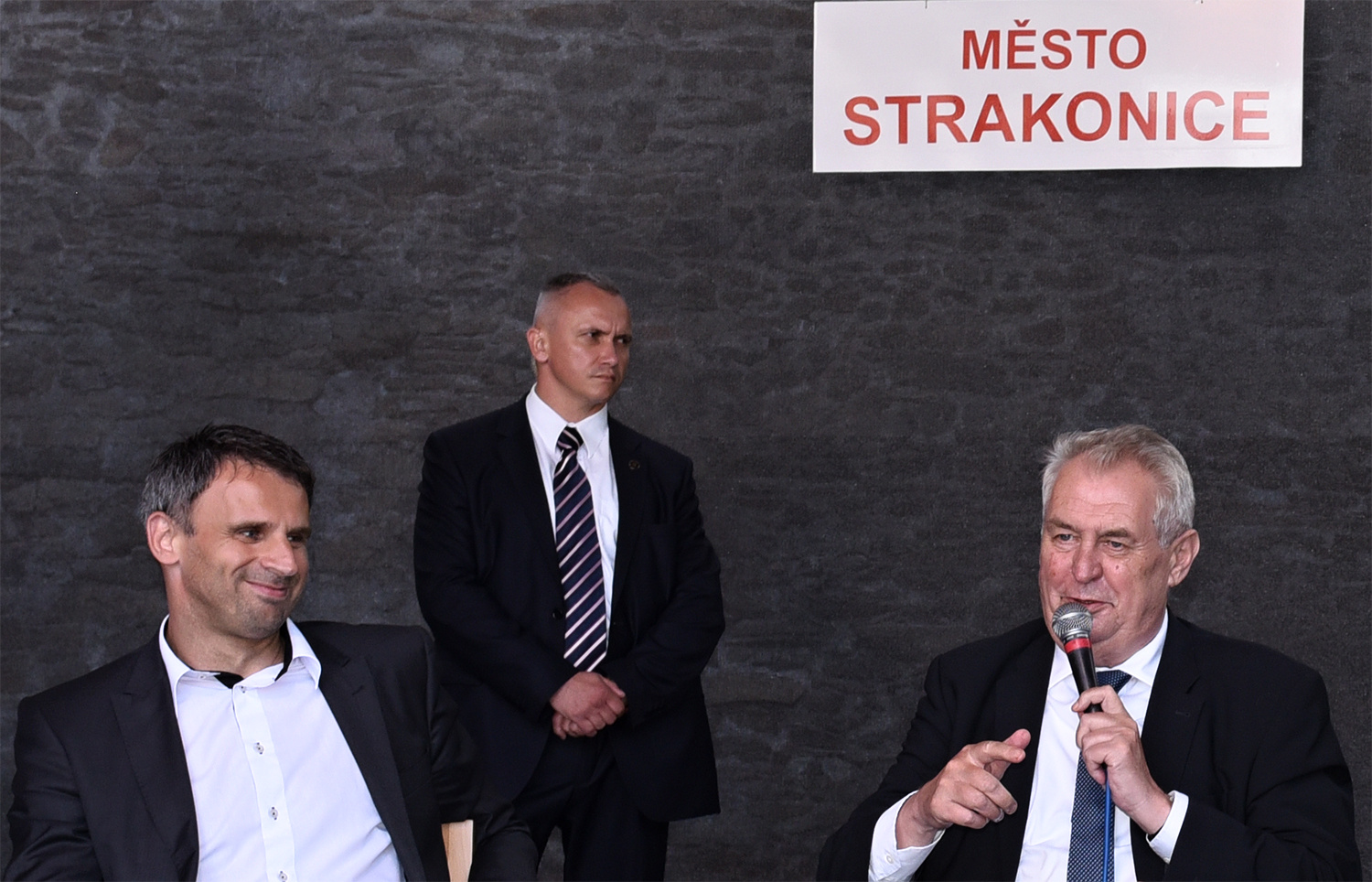 Prezident Miloš Zeman ve Strakonicích – vlevo hejtman Jihočeského kraje Jiří Zimola