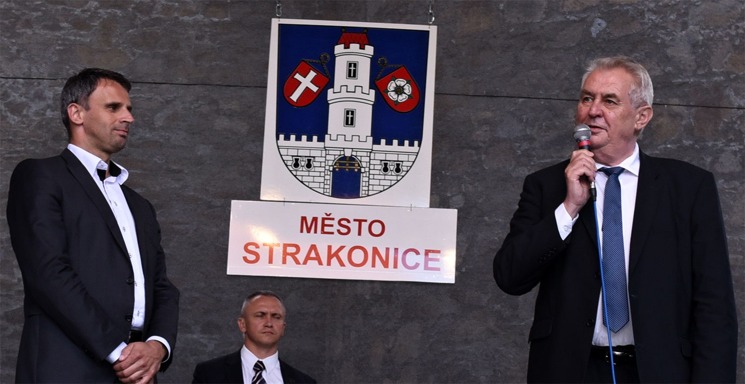 Prezident Miloš Zeman ve Strakonicích – vlevo hejtman Jihočeského kraje Jiří Zimola