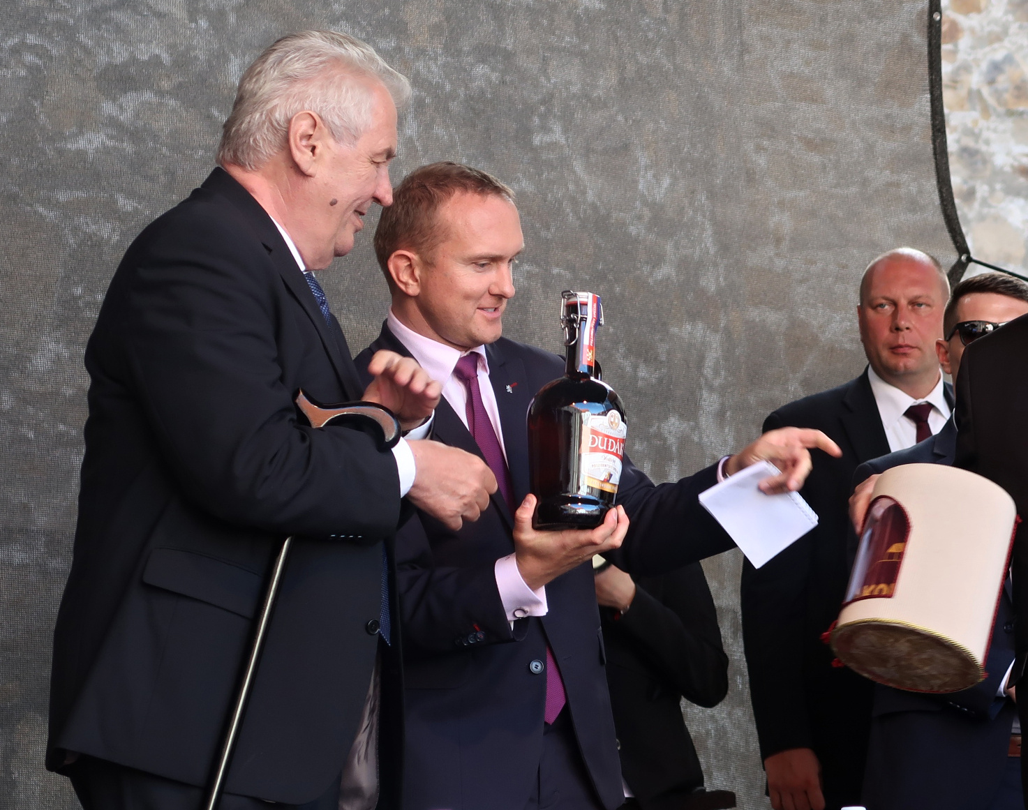 Prezident Miloš Zeman ve Strakonicích – prezident dostává darem soudek strakonického piva a vyšívaný fez