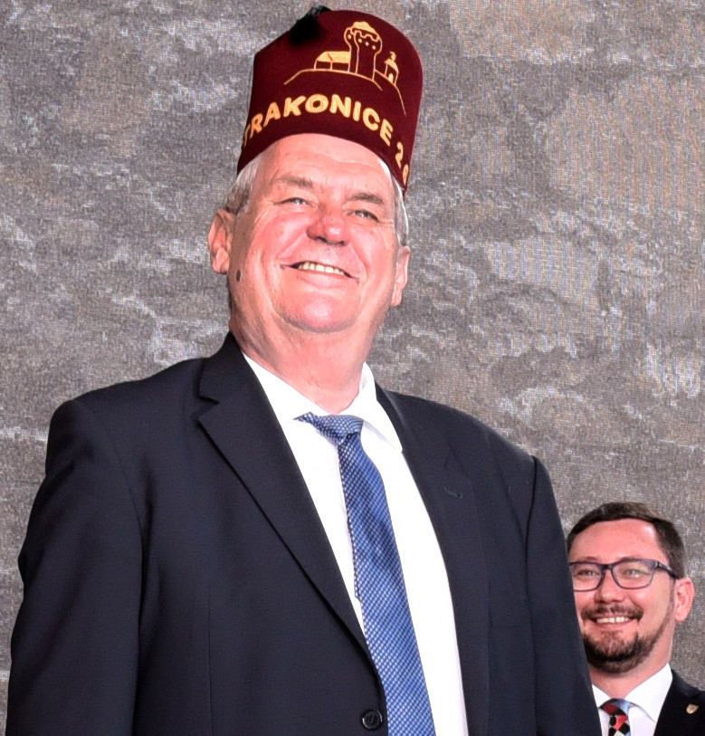 Prezident Miloš Zeman ve Strakonicích – prezident s darovaným fezem na hlavě, v pozadí Jiří Ovčáček, ředitel Odboru tiskového a tiskový mluvčí prezidenta republiky