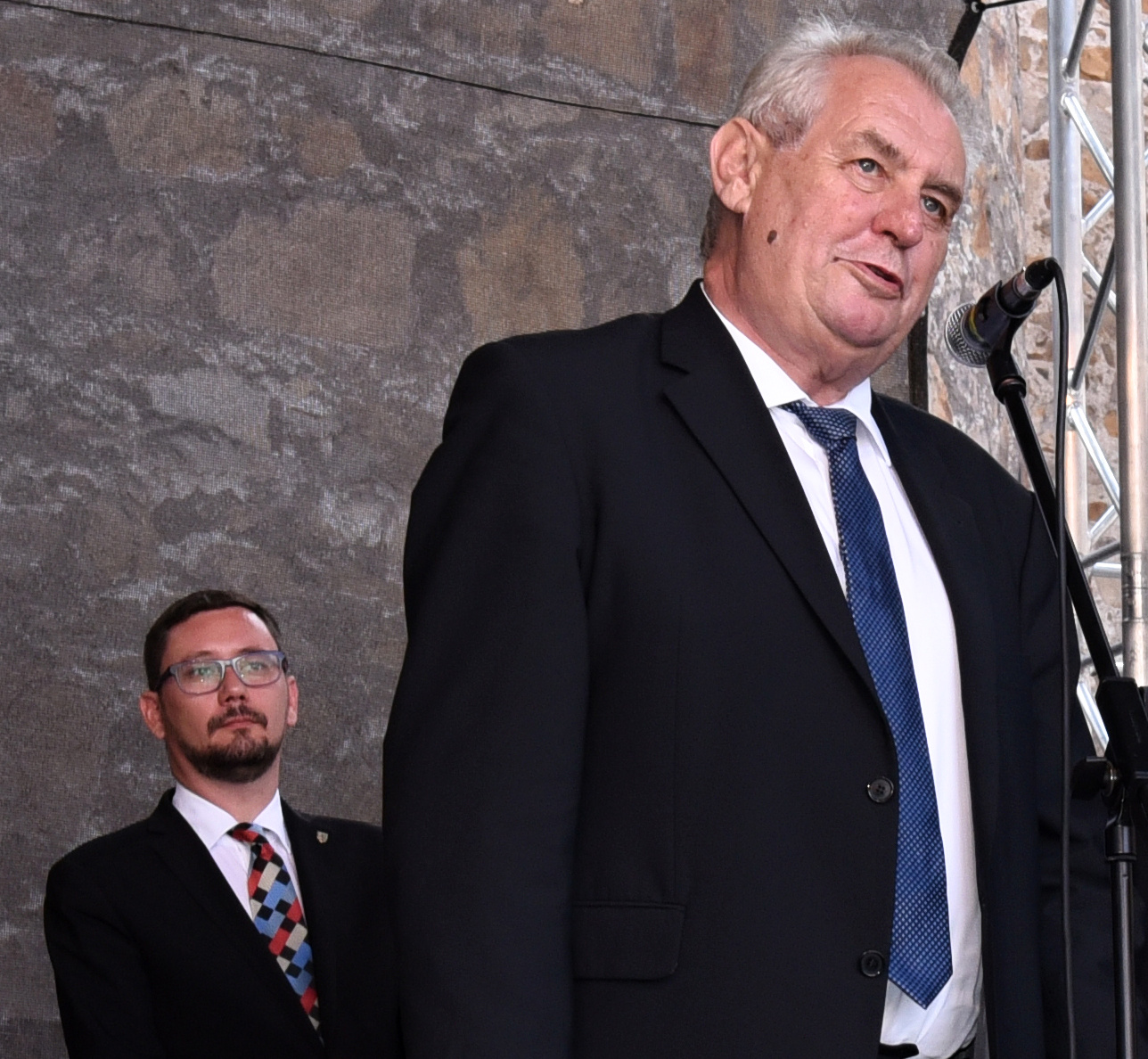 Prezident Miloš Zeman ve Strakonicích – v pozadí Jiří Ovčáček, ředitel Odboru tiskového a tiskový mluvčí prezidenta republiky