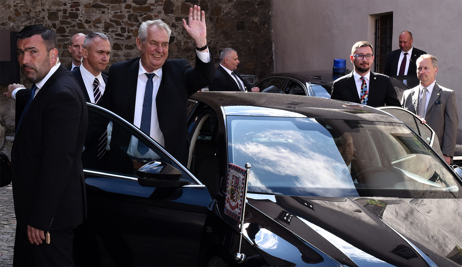 Prezident Miloš Zeman ve Strakonicích – závěrečné zamávání strakonickým občanům a prezident odjíždí