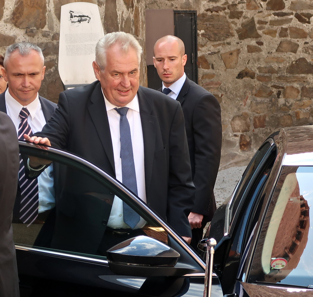 Prezident Miloš Zeman ve Strakonicích – prezident nastupuje do auta a opouští Strakonice