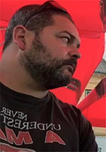 Rozhovor vedený jedním z největších darebáků Strakonic Josefem Pepinem Hlavenkou s Karlem Janským, lídrem Změny pro Strakonice. Když soudil a popravoval minulý režim české lidi v 50. letech minulého století, učil své oběti nazpaměť jejich výpovědi, které navíc cenzuroval. To stejné dělá Josef Pepino Hlavenka ze Strakonic a zastupitel Josef Zoch. V minulém režimu by z nich byli jedni z nejlepších příslušníků StB. A jaký je rozdíl mezi těmito dvěma darebáky a prokurátory z oněch 50. let? Současní dva darebáci nemohou fyzicky odsuzovat lidi k popravám. V našem seriálu si o nich povíme více. Jako varování občanům Strakonic před udavači, lháři a samozvanými nástupci těch nejhorších zrůd totalitních režimů. Ve světlech důkazů, faktů a souvislostí.